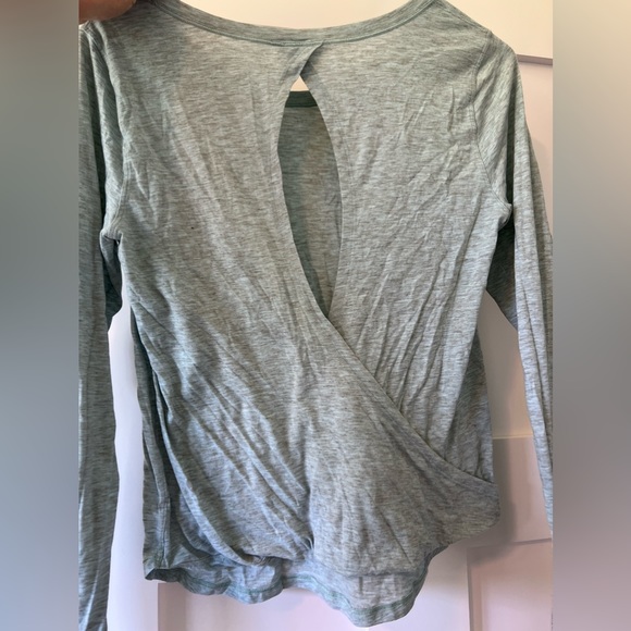 Lululemon Sz 4 long sleeve w open back detail - Picture 2 of 4